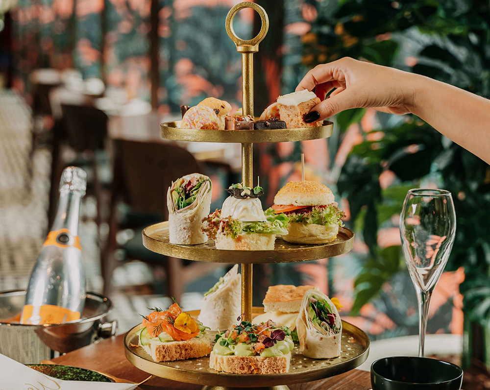 High Tea etagere met hartige en zoete hapjes