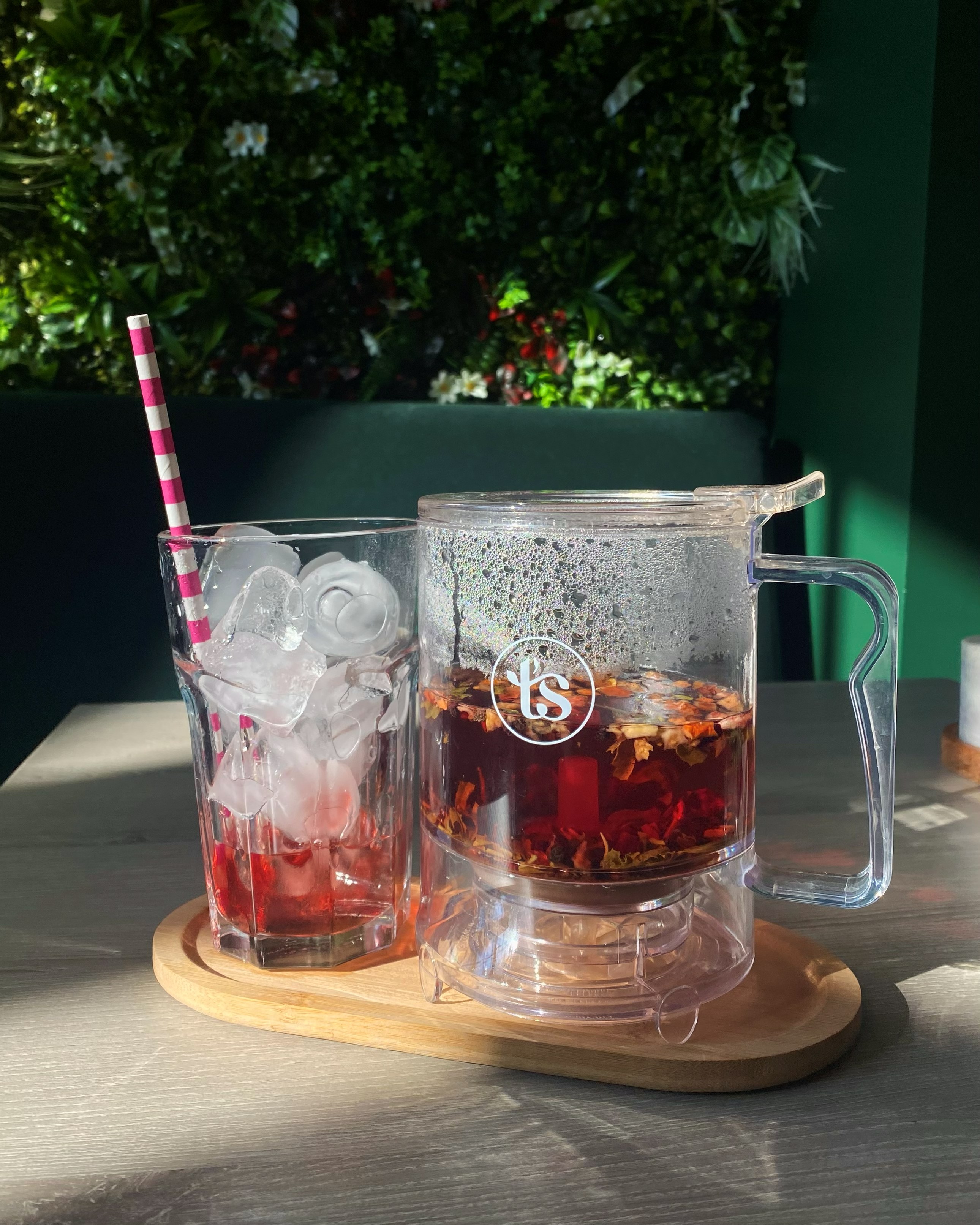 Theemaker met huisgemaakte thee en iced tea